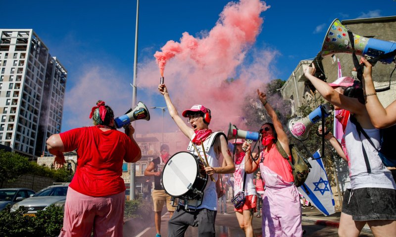 בגלל ההפגנות: ילד עם התקף אלרגיה נתקע 50 דקות בכביש