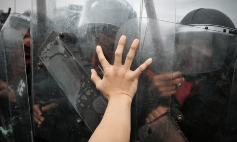 אירלנד בלהבות: בתי מהגרים הוצתו אחרי אונס אלים