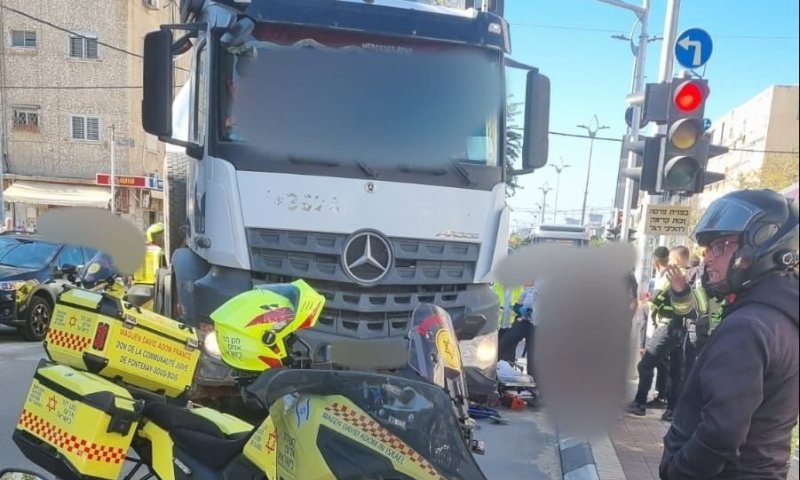 אישה בת 80 נפצעה קשה מפגיעת משאית בחולון