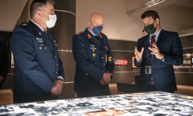 מפקד חיל האוויר הגרמני ביקר ב'יד ושם'