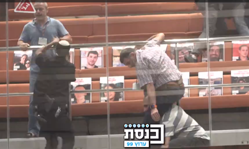 בלאגן בכנסת: מתפרעים התעמתו עם סדרנים ביציע