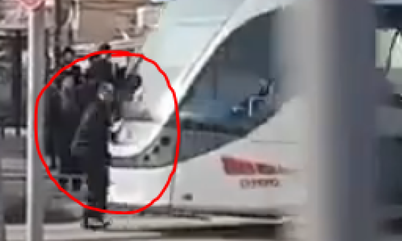 מפגין חרדי ניסה לעצור את הרכבת הקלה ונדרס; צפו