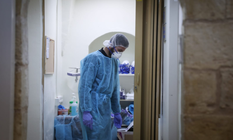 תקוע בבידוד: אפשר להשתגע או להמשיך לחלום