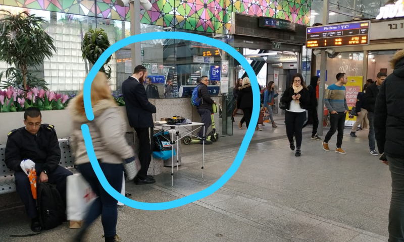 בושה &bull; פעילי תחב"צ דרשו: ללא דוכני תפילין ברכבת