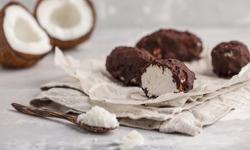 טעים וקל להכנה: כדורי קוקוס שוקולד ביתיים