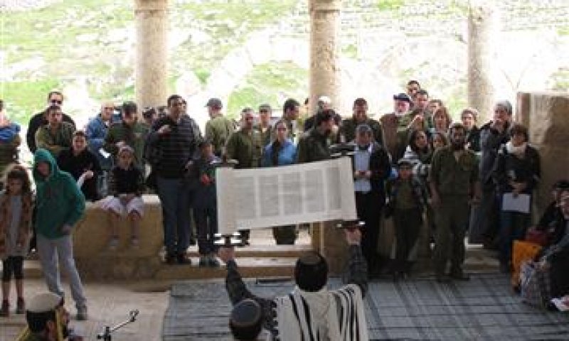 לזכרם: ספר תורה בגדוד שאיבד 13 לוחמים ב'חומת מגן'