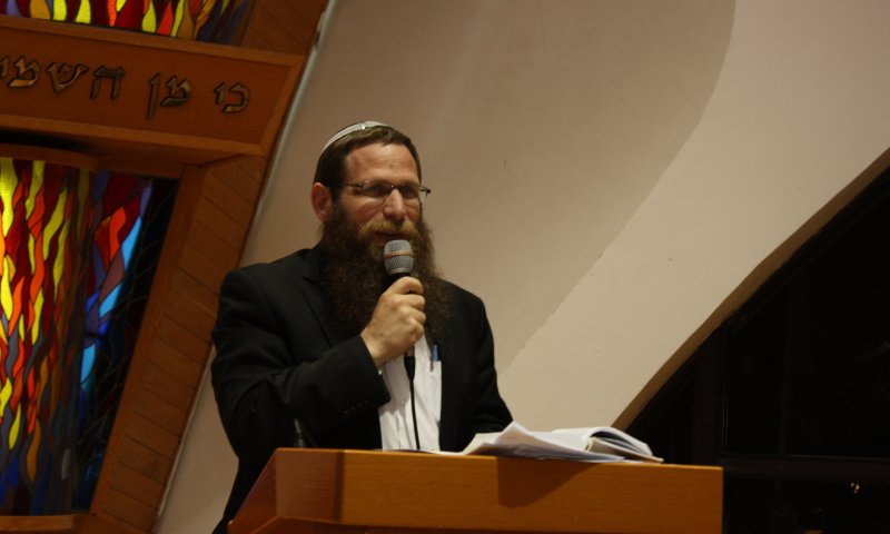 אבות ג': ליצנות וציניות מול דברי תורה והשראת שכינה