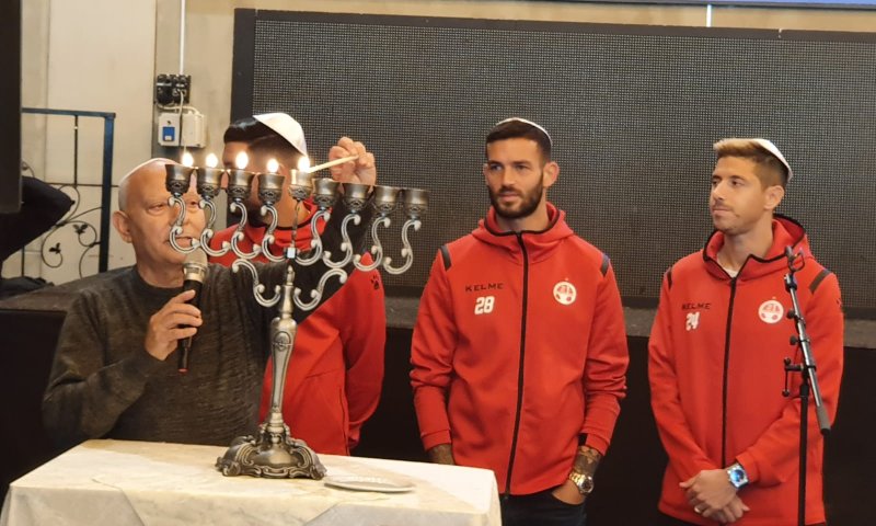 כוכבי הפועל באר שבע הגיעו לשמח ילדים חולי סרטן