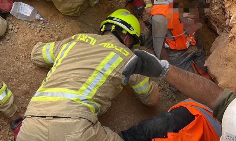אחרי 4 שעות חולצו שני הפועלים שנלכדו במפולת עפר