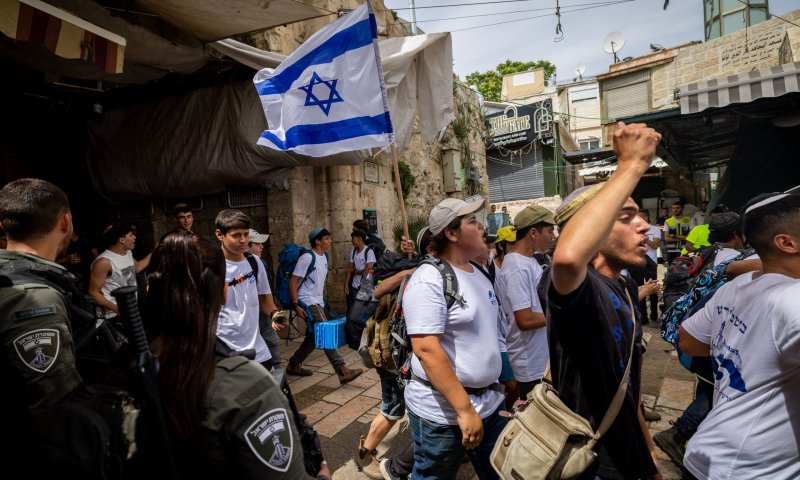הבעיה עם ריקוד הדגלים היא לא רק האלימות