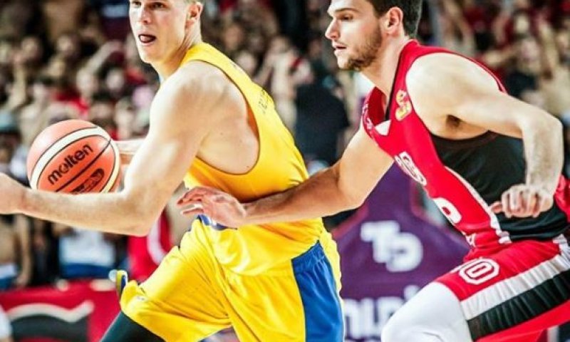 הפועל תל-אביב הדהימה את מכבי ונצחה בדרבי