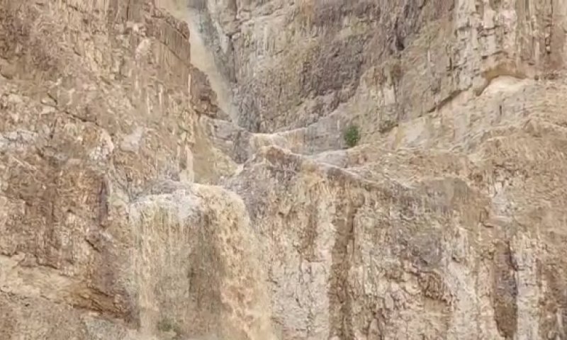 מרהיב: מפל עיט שוצף; נחל קומראן בשיטפון