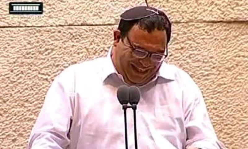 שר החיוך: צפו ברב פירון נקרע מצחוק במליאת הכנסת