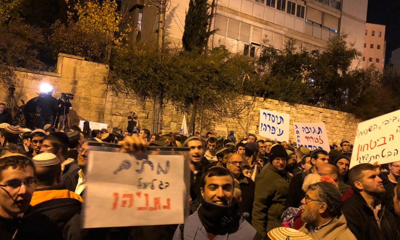 הסבא מול בית רה"מ: "הנכד שלנו רק סטטיסטיקה??"