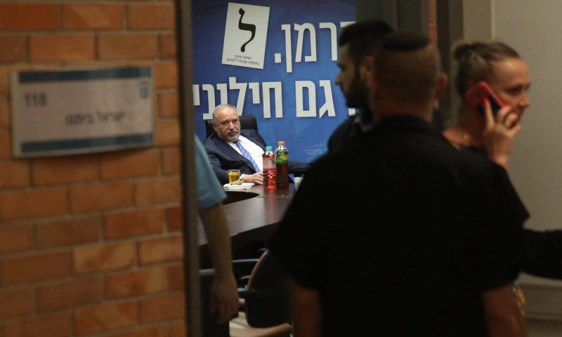 12 תמונות ב- 12 שעות;  פיזור הכנסת שעה אחר שעה