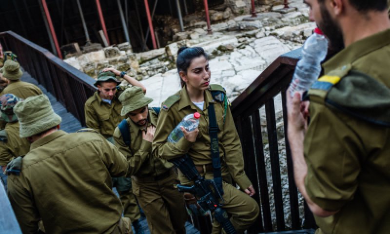 "חיילים דתיים נדרשו להרים חיילות על הגב"