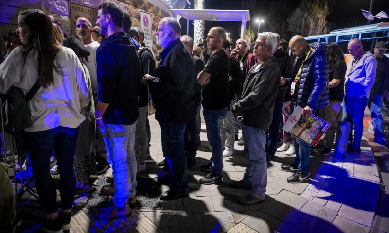 נתניהו נפגש עם חלק ממשפחות החטופים: "אין מקום לכולם"