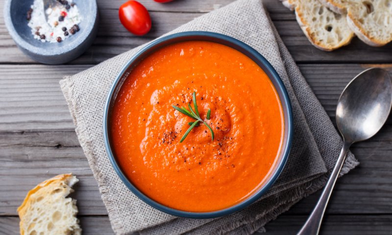 בדיוק למזג האוויר: מרק עגבניות עם אורז בקלי קלות