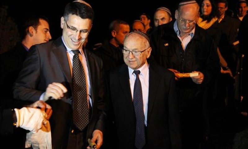 צפו: הנחת אבן הפינה לקמפוס ישיבת "עתניאל"