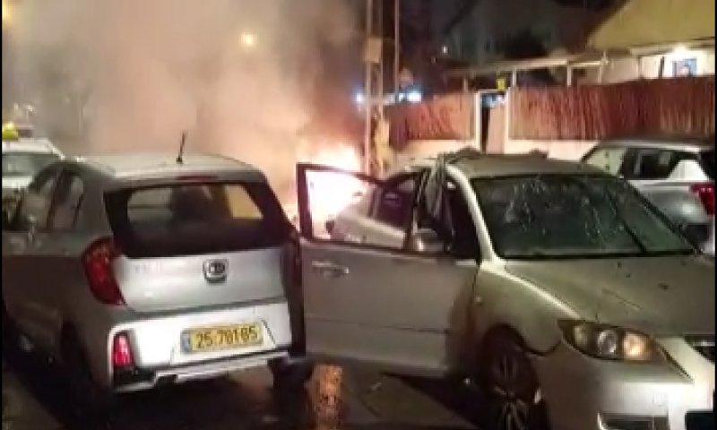 פיצוץ מלווה בירי: 2 בני אדם נפצעו בפתח תקווה | תיעוד