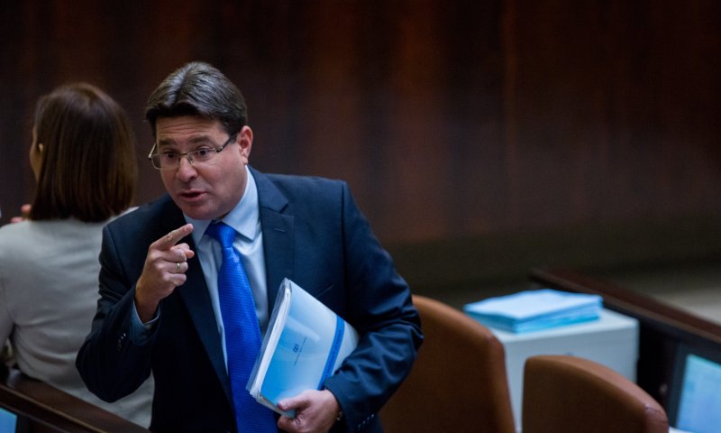 בגלל החרדים: אקוניס נטש את ישיבת הממשלה
