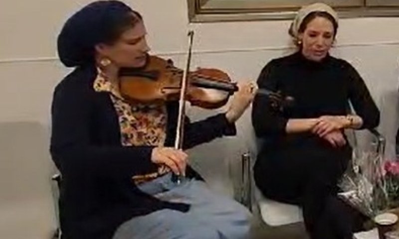 מרגש: רחל גולדברג מנגנת לפצועי ההיתקלות בה נפל בעלה