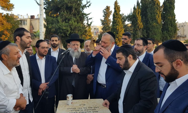 תפילה בקבר הרב עובדיה: "רוצים למחוק מה שבנית"