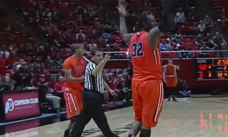 צפו: השופט לא שרק; השחקן התנקם והורחק