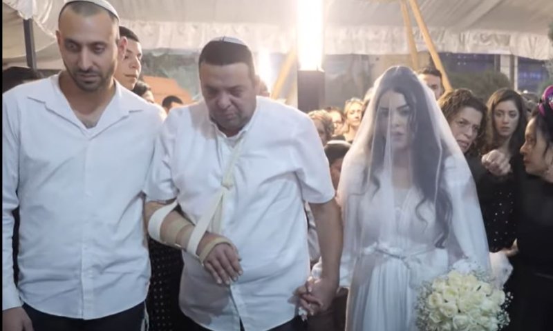 מרגש: פצוע הפיגוע עופר אוחנה מלווה את בתו לחופה