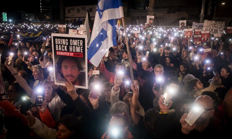 בושה: הדליק חנוכייה בכיכר החטופים והותקף
