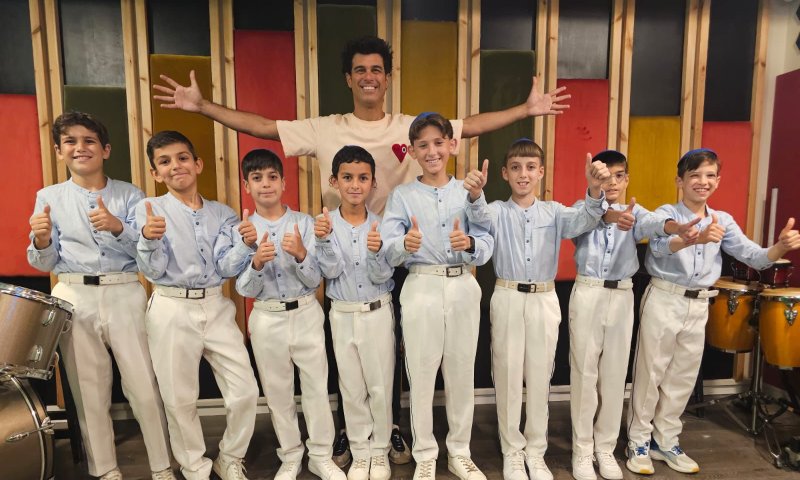 נרות, ניסים ו-Ai: פרחי ירושלים וטל מוסרי בשיר חנוכה חדש