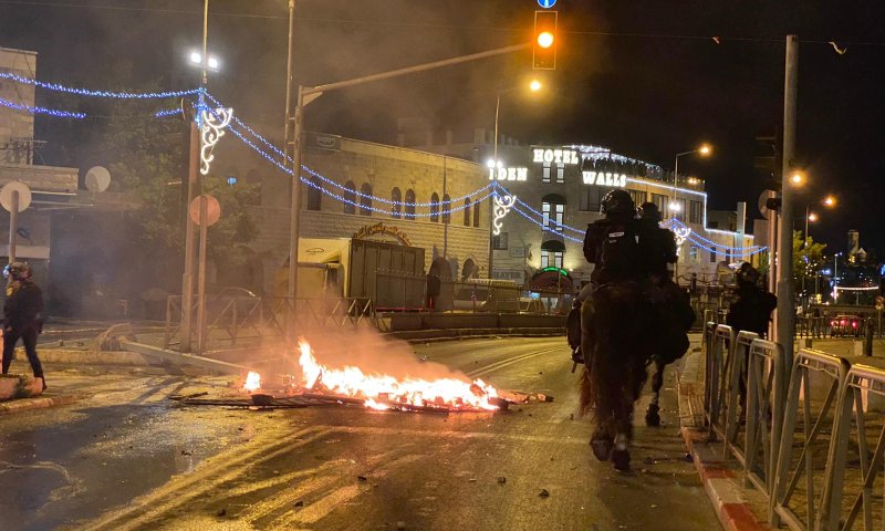 יידו אבנים, הציתו קטנוע: אישום נגד ערבים בחיפה