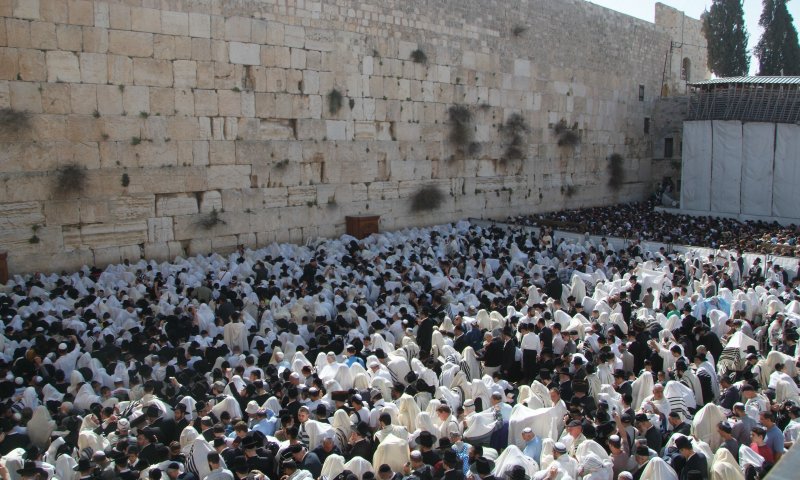 מחר בכותל המערבי: המונים בברכת הכוהנים המסורתית