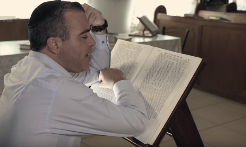 לראשונה: זמר חסידי שמוכן לשיר גם לזוגות חד מיניים