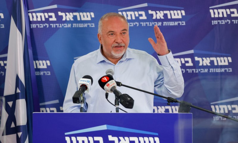 ליברמן נגד גנץ: "מלחמת קודש על תיק החקלאות"