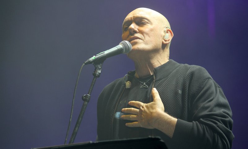 שלומי שבת והג'פסי קינג בביצוע לשיר: "ואני שר"