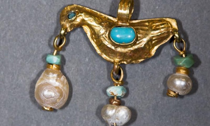 שלד של אישה ותליון זהב התגלו בחפירות