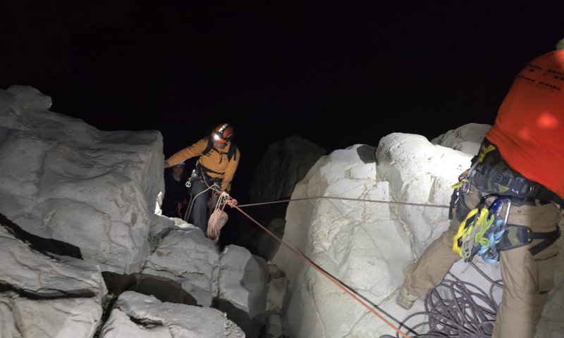 בעזרת חבלים: מטיילות חולצו ממפל בגובה 60 מטר