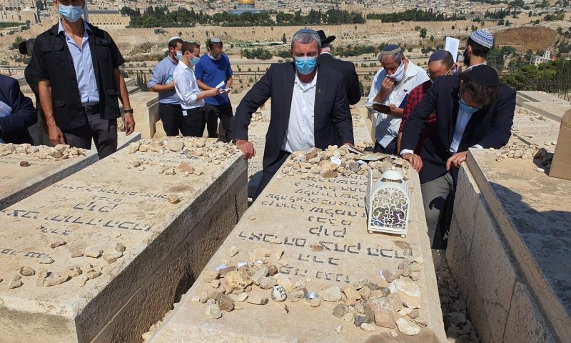 השר פרץ, באזכרה לרב קוק: "להניף את דגל האמונה"