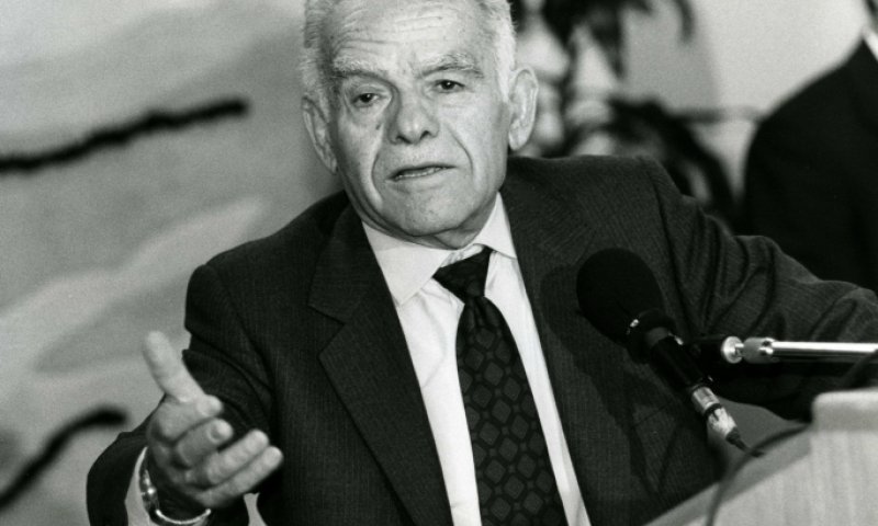 "העיקר זה להיות בשלטון?" מי אתה יצחק שמיר? &bull; צפו: