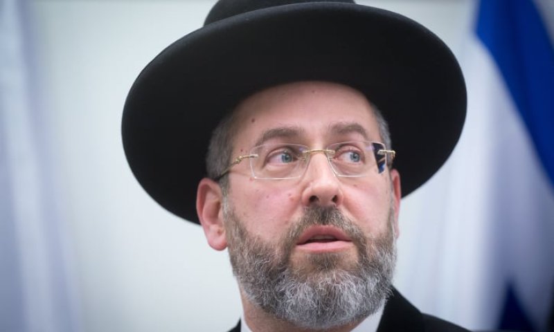 הרב דוד לאו מגיב לסערה: "אל תסירו את הכיפה"