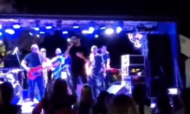 חנן בן ארי הפסיק הופעה: "זה נגד החוק". צפו