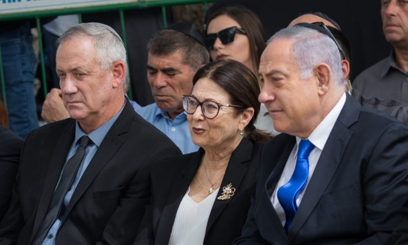 בשבתו כבג"צ, נראה שבית המשפט בא לעזרת נתניהו