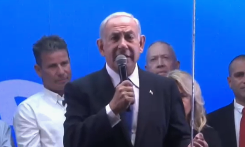 צפו: נתניהו "שותה" את סמוטריץ' ובן גביר