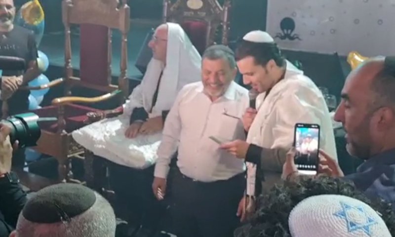 מנחשים? כך קרא כוכב השבאבניקים לבנו הבכור