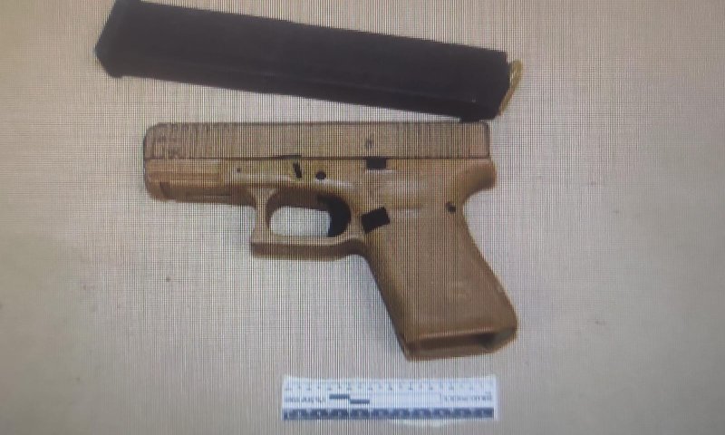 ברח מהשוטרים נתקל באישה מבוגרת וקטע את אצבעה