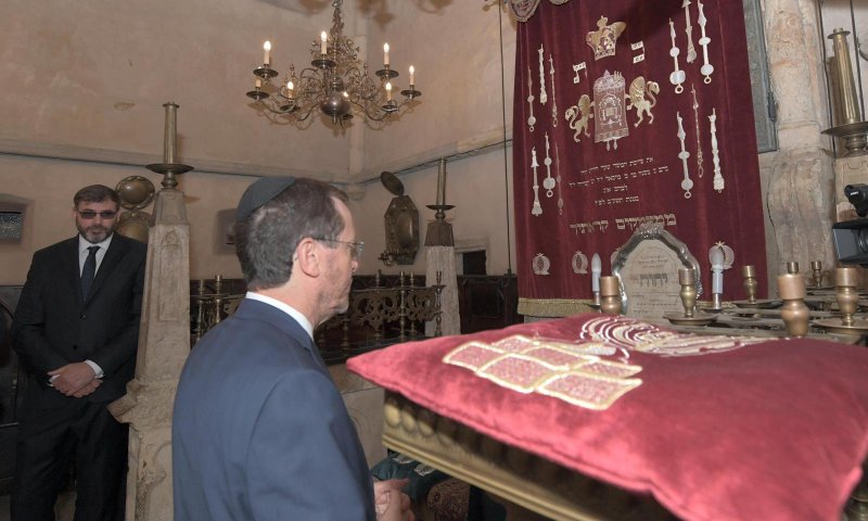 מיוחד: הרצוג בביקור בקבר המהר"ל מפראג