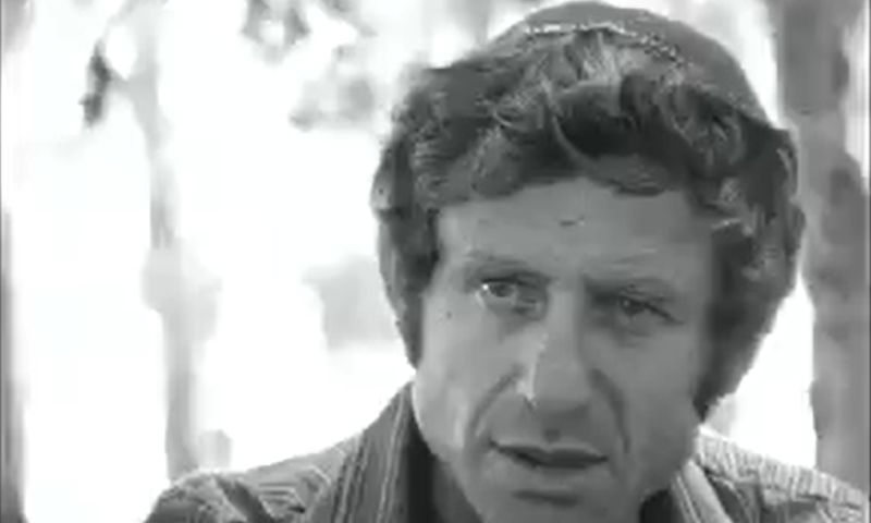 אורי זוהר בארכיון &ndash; לא יודע אם אלבש כיפה שחורה |צפו