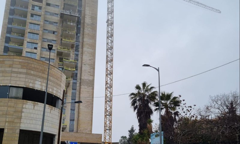 טרגדיה בירושלים: אדם סייר באתר בנייה &ndash; ונפל אל מותו