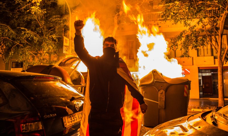 מהומות בברצלונה: מאות פצועים, 33 מפגינים נעצרו